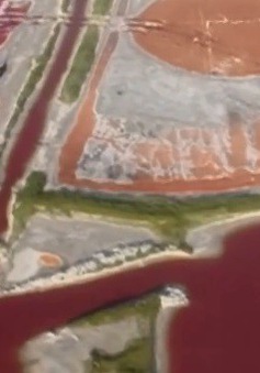 Hồ muối đổi màu vì nắng nóng tại Trung Quốc