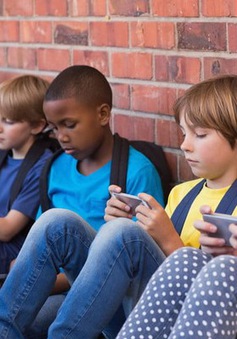 Pháp cấm học sinh sử dụng smartphone, máy tính bảng tại trường học