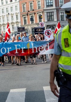Đan Mạch tuần hành phản đối lệnh cấm đeo khăn trùm đầu