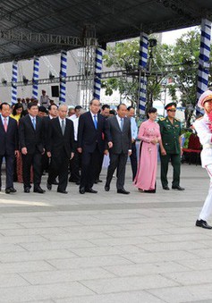 Lãnh đạo TP.HCM dâng hương tưởng niệm Chủ tịch Hồ Chí Minh