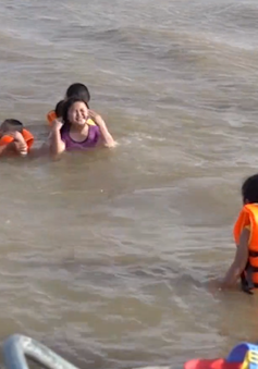 Phụ huynh vùng lũ Đồng Tháp tự dạy bơi cho trẻ