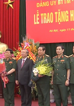 Trao Huy hiệu 45, 50 năm tuổi Đảng tặng Bộ trưởng và nguyên Bộ trưởng Bộ Quốc phòng