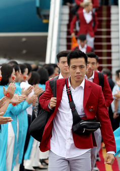 CHÙM ẢNH: Dàn sao Olympic Việt Nam lịch lãm như tài tử về nước