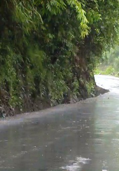 Nguy cơ tai nạn trên đường đèo dốc lên cao nguyên đá Đồng Văn