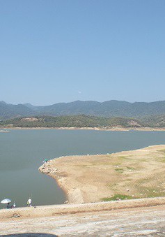 Nắng nóng kéo dài, nhiều hồ, đập chứa nước ở Khánh Hòa trơ đáy