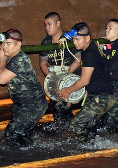 Trao huân chương cho đội cứu hộ giải cứu đội bóng Thái Lan