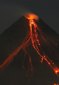 Philippines mở rộng lệnh sơ tán do lo ngại núi lửa Mayon phun trào