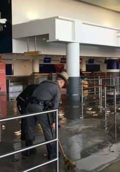 Đường ống nước vỡ, sân bay Mỹ hỗn loạn