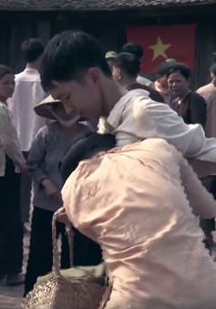 Tập 22 phim Thương nhớ ở ai: Thanh niên làng Đông đi bộ đội, phụ nữ làng Đông khóc ròng