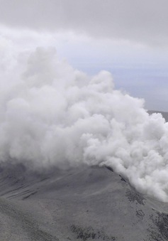 Núi lửa phun trào mạnh tại Tây Nam Nhật Bản