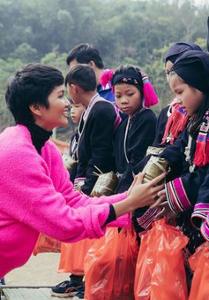 Hoa hậu H’Hen Niê mang Tết sẻ chia đến với trẻ em vùng cao