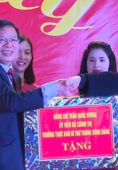 Đồng chí Trần Quốc Vượng tặng quà cho công nhân lao động tại Bắc Giang