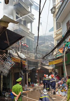 Cháy lớn tại quán tạp hóa trên phố Mễ Trì Thượng, Hà Nội
