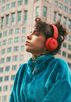 Apple ra mắt tai nghe không dây chống ồn Beats Solo Pro, giá 300 USD