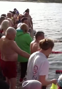 Sôi nổi cuộc thi bơi trong dòng nước lạnh ở Nga