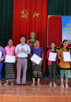 Trao quyết định nhập quốc tịch Việt Nam cho 350 cư dân biên giới Việt Nam - Lào