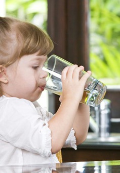 Bổ sung nước giúp cải thiện sự linh hoạt của trẻ nhỏ