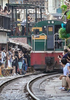 Nguy hiểm cà phê đường tàu ở Hà Nội