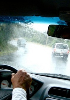 Nhiều vụ tai nạn khi lái xe ô tô lúc trời mưa