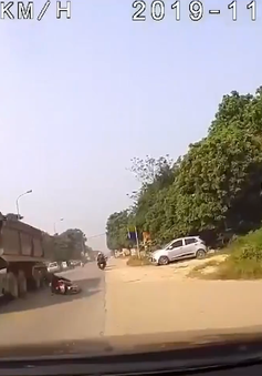 Vượt ẩu, nam thanh niên đi xe máy ngã ra đường suýt mất mạng