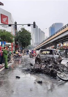 Hà Nội: Tông 2 xe máy và 1 xe đạp điện, xe Mercedes bốc cháy, 1 người tử vong
