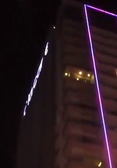 Giải cứu thanh niên nghi ngáo đá đòi tự tử trên tầng 23 của khách sạn