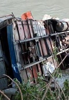Xe bus rơi xuống sông tại Nepal,  ít nhất 17 người thiệt mạng