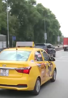 Taxi công nghệ có thể gắn hộp đèn hoặc dán chữ "xe taxi" trên kính