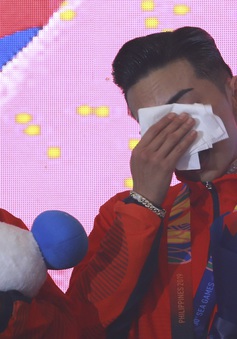 VĐV Dance Sport bật khóc khi quốc ca Việt Nam vang lên tại SEA Games 30
