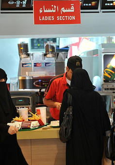 Saudi Arabia bỏ quy định cách ly phụ nữ và nam giới tại nhà hàng