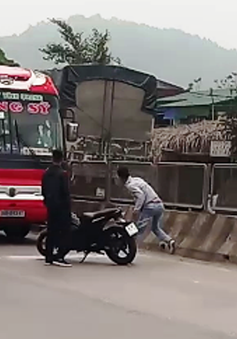 Tạm giữ 2 thanh niên đập phá xe khách ở Thanh Hóa