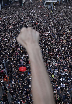 Hong Kong bơm tiền cứu nền kinh tế suy thoái vì biểu tình