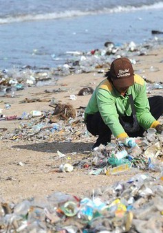 Đường ven biển nhuộm trắng rác thải nhựa sau mùa du lịch Tết