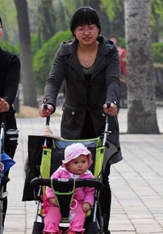 Trung Quốc: Nhiều cặp vợ chồng ngại sinh con thứ hai vì gánh nặng tài chính