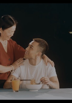 Dương Edward ra mắt MV hát về nỗi lòng người con xa quê nhớ mẹ ngày Tết