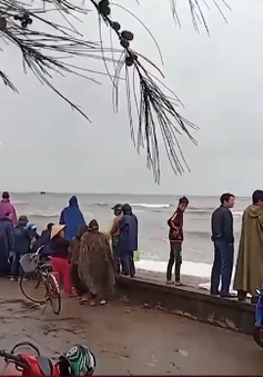 Hà Tĩnh: Sóng lớn đánh 2 cha con rơi xuống biển mất tích