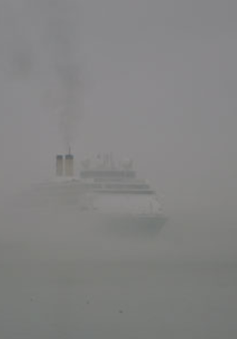 Không khí lạnh suy yếu gây mưa phùn, sương mù trên biển