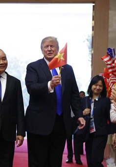 VIDEO Tổng thống Mỹ Donald Trump thân thiện chào hỏi và vẫy cờ Việt Nam cùng các em thiếu nhi