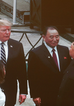 ẢNH: Tổng thống Donald Trump trao đổi với Chủ tịch Kim Jong-un ở khuôn viên Metropole