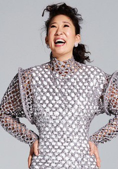 Khi Sandra Oh tạo dáng, khán giả... tủm tỉm cười