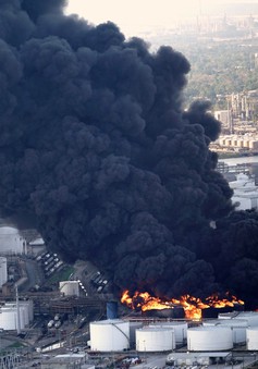 Cháy hàng chục nghìn thùng chứa hóa chất ở Mỹ