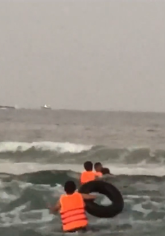 Cứu sống 4 học sinh đi tắm biển bị sóng cuốn