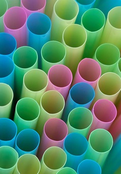 Nhà bán lẻ đầu tiên tại Việt Nam nói không với ống hút nhựa