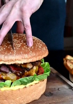 Cận cảnh bánh hamburger dát vàng giá 21 triệu đồng ở Nhật Bản