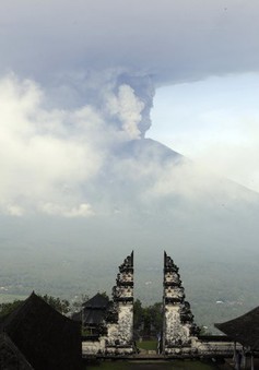 Núi lửa Agung tại Indonesia phun trào cột tro bụi cao 2.000m