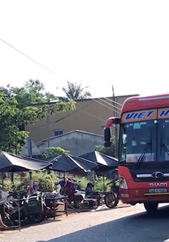 Quảng Nam: Bất chấp nguy hiểm, người dân vẫn họp chợ trên QL 14B