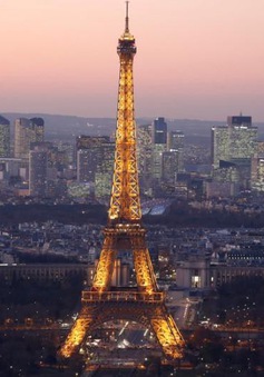 Pháp kỷ niệm 130 năm mở cửa tháp Eiffel