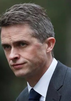 Bộ trưởng Bộ Quốc phòng Anh bị cách chức vì vụ rò rỉ tin về Huawei