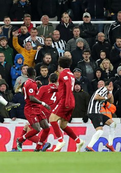 VIDEO Newcastle 2-3 Liverpool: Thắng nghẹt thở, The Kop "cầm cờ" thách thức Man City