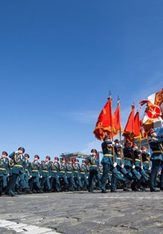 Xe bọc thép, nhiều trang thiết bị quân sự hiện đại  đổ về Moscow chuẩn bị lễ duyệt binh